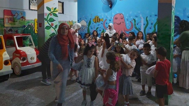 L'impegno dei volontari di Annas Linnas, in Libano, per i bambini rifugiati siriani, iracheni e palestinesi