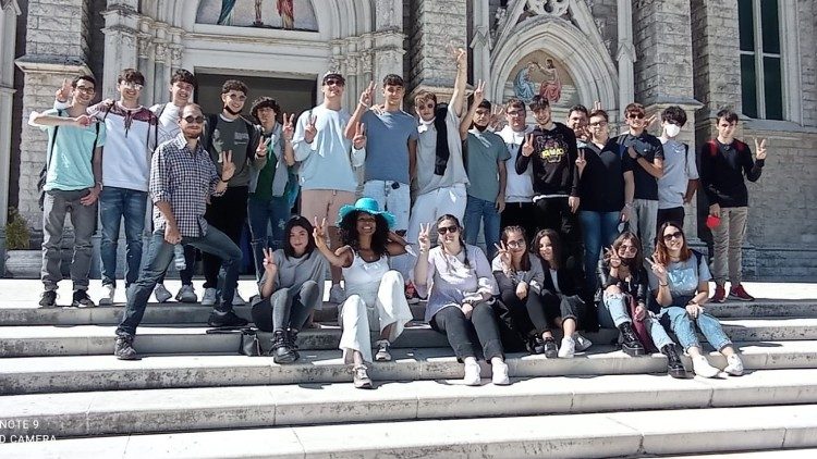 Il gruppo di studenti liceali molisani che ha partecipato a "The Last 20", sul sagrato della Basilica della Vergine Addolorata a Castelpetroso