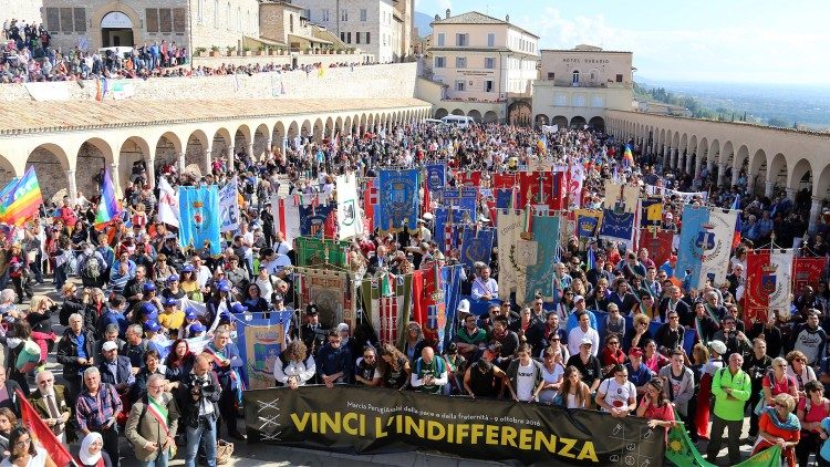 L' arrivo della marcia Perugia-Assisi nella piazza inferiore di san Francesco nel 2016