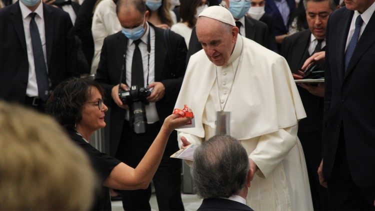 Le Pape rencontrant l'ONG Medair, le 22 septembre 2021 au terme de l'audience générale en Salle Paul-VI.