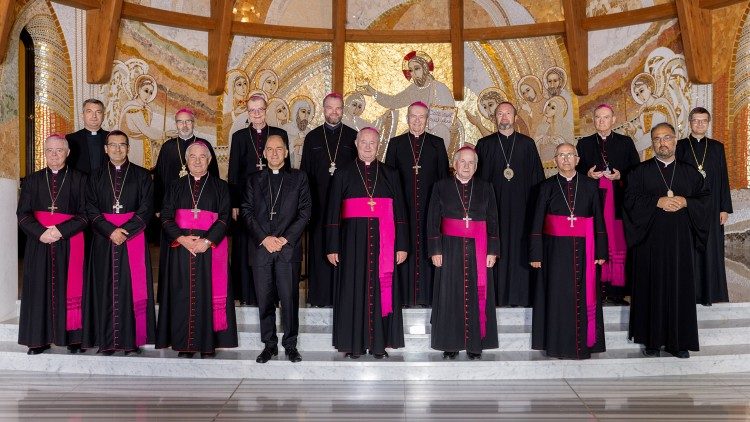 Епископите от  Католическата епископска конференция на Румъния.