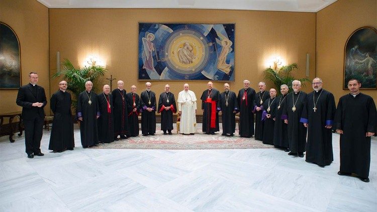 Папа Франциск с епископите от Синода на Арменската католическа църква