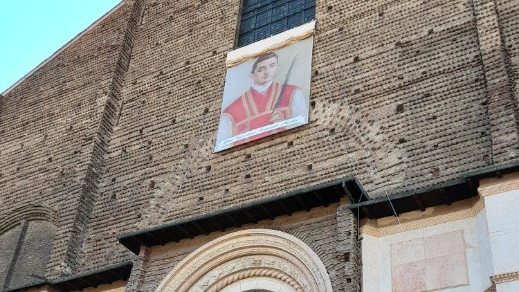 Il drappo per la beatificazione di don Giovanni Fornasini