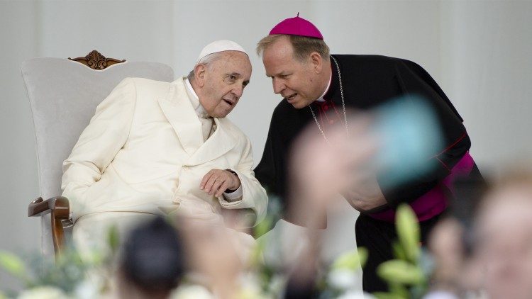 L'arcivescovo di Vilnius insieme a Papa Francesco