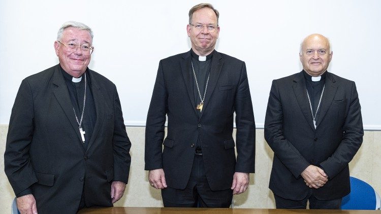 Kardinolas Jeanas-Claude’as Hollerichas, arkivyskupas Gintaras Grušas ir vyskupas Laszlo Németas