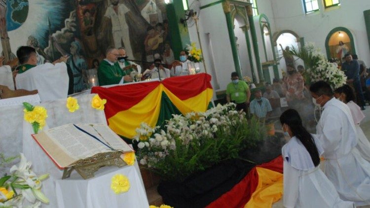Misa presidida por Monseñor Coter, obispo del Vicariato de Pando, Bolivia.