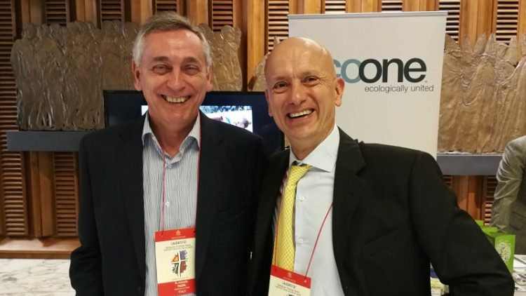 Luca Fiorani (a destra) con il climatologo Antonello Pasini (col quale ha scritto "Il pianeta che scotta") al convegno sulla Laudato sì del 2018 in Vaticano