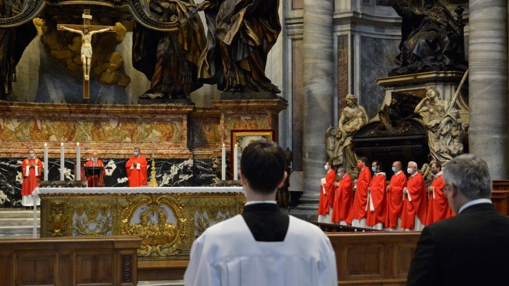 Eucharistickému sláveniu pri Oltári katedry predsedal kardinál Jozef Tomko