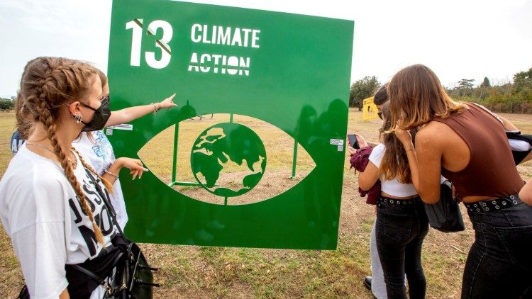 L'installazione con l'Obiettivo 13 per lo sviluppo sostenibile, al Green Garden del Parco della Caffarella a Roma