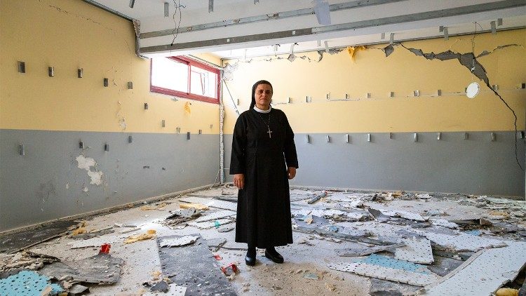 Suor Nabila all'interno della scuola colpita dalle esplosioni