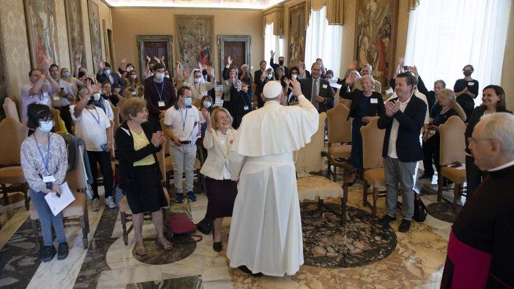 Папа Франциск на встрече с членами движения Foi et Lumière (Ватикан, 2 октября 2021 г.)