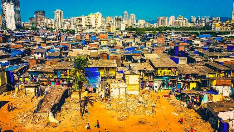 Una baraccopoli a Mumbai, in India, e sullo sfondo palazzi e grattacieli (foto d'archivio)
