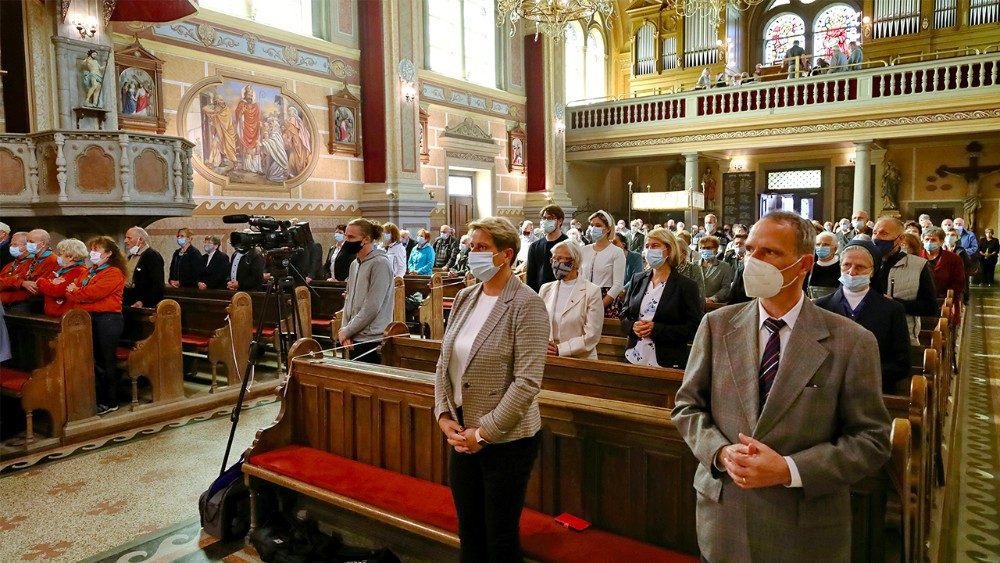 Msgr. Stanislav Lipovšek daroval Obletno spominsko mašo v župnijski cerkvi Teharje.