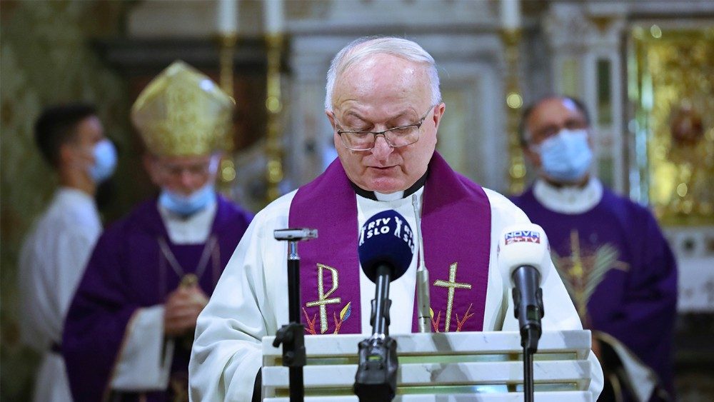 Msgr. Stanislav Lipovšek daroval Obletno spominsko mašo v župnijski cerkvi Teharje.
