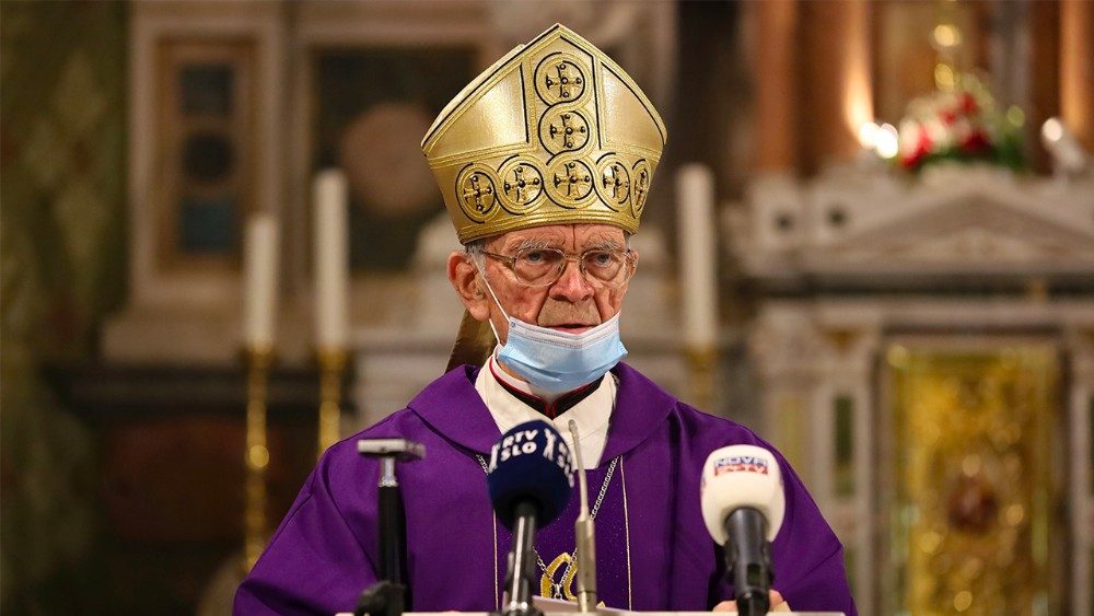 Msgr. Stanislav Lipovšek daroval Obletno spominsko mašo v župnijski cerkvi Teharje.