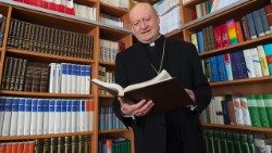 Pontificio-Consiglio-della-Cultura---il-cardinale-Ravasi-con-uno-dei-volumi-della-bibliote.jpg