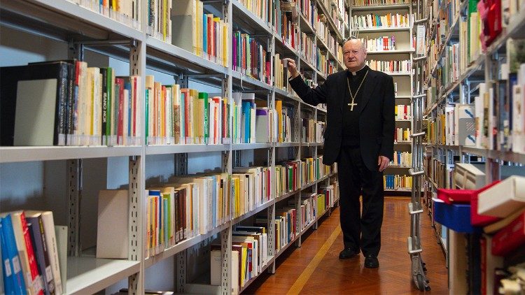 Pontificio Consiglio della Cultura - il cardinale Ravasi nell'archivio del dicastero