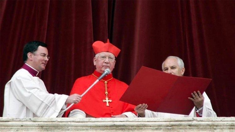 Kardinál Jorge Medina Estévez ohlásil zvolenie pápeža Benedikta XVI.
