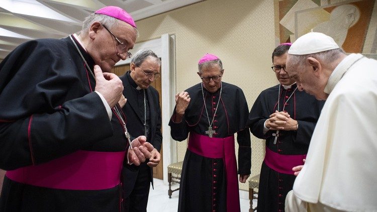 Le Pape en prière avec quatre évêques français, le 6 octobre 2021.