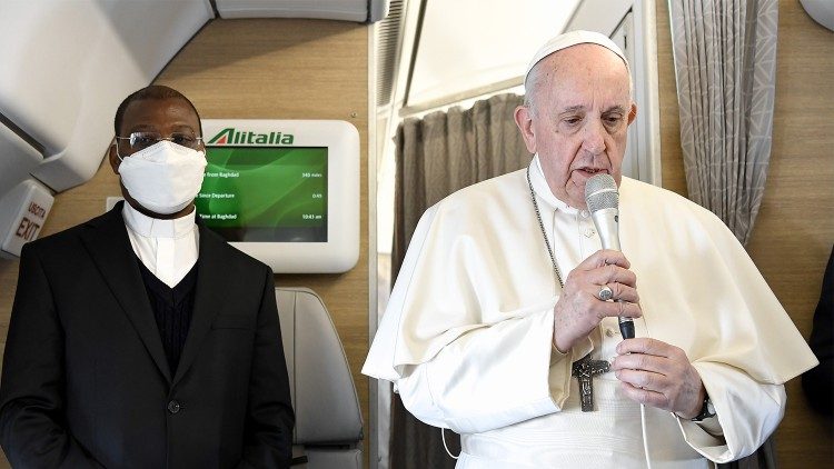 Dieudonné Datonou begleitet Papst Franziskus auf einer Reise