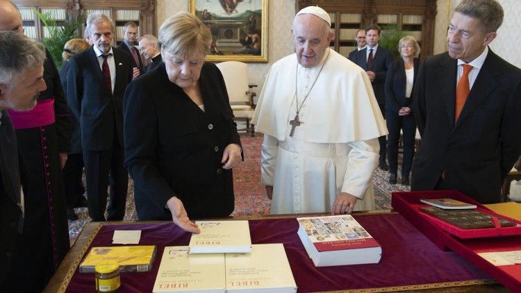 Папа Франциск на встрече с федеральным канцлером ФРГ Ангелой Меркель (Ватикан, 7 октября 2021 г.)