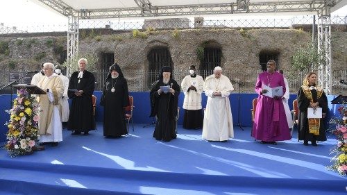 Il Papa: smilitarizzare i cuori, la vita dei popoli non è un gioco tra potenti
