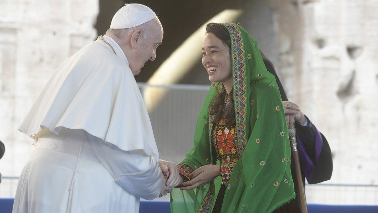 Papa Francesco e Sabera Ahmadi, la giovane afghana che ha letto l'appello per la pace