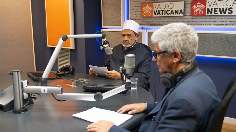El Gran Imán Al Ṭayyeb en los estudios de Radio Vaticano-Vatican News