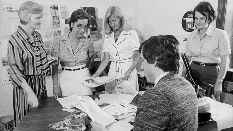 Il primo capo redattore con le sue collaboratrici dell'edizione tedesca dell'Osservatore Romano, 1972