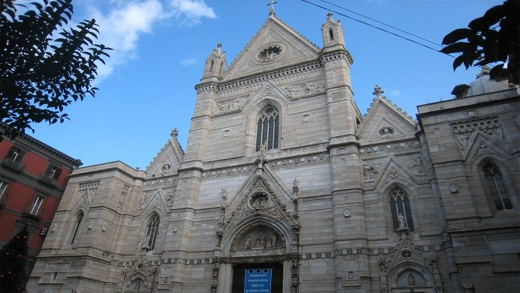 La cathédrale de Naples, bâtie à la fin du XIIIe et au début du XIVème siècle est dédiée à l'Assomption de la Bienheureuse Vierge Marie. 