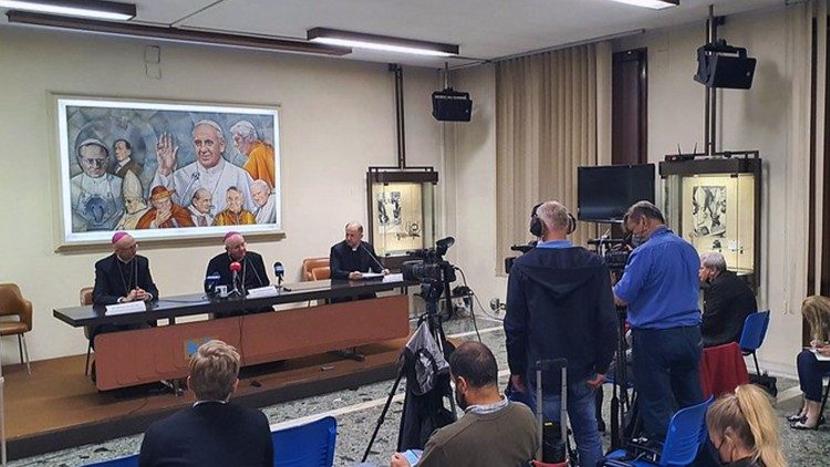 Sajtókonferencia a Vatikáni Rádió Marconi termében, jobbra a szóvívő   