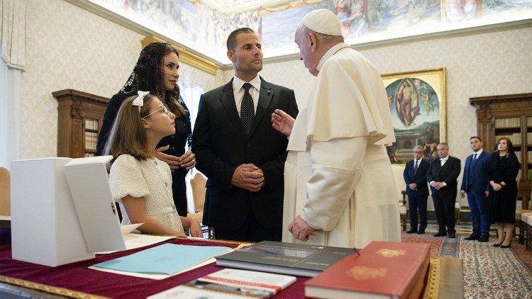 Robert Abela, Premierminister Maltas, mit Familie bei Papst Franziskus 