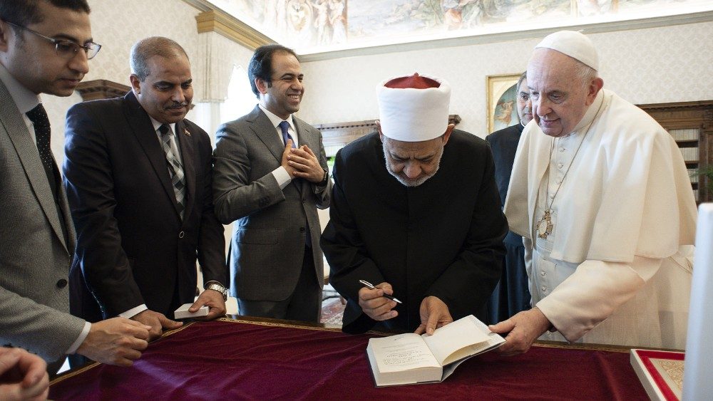 "البابا والإمام الأكبر" كتاب القاضي عبد السلام هدية للبابا فرنسيس 