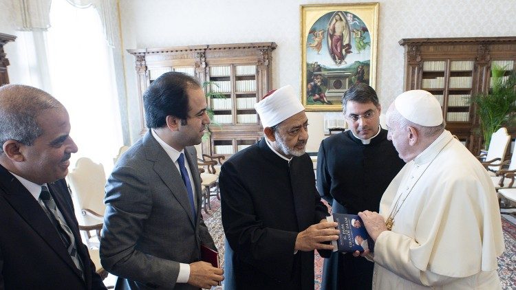  Incontro tra il Papa e il Grande imam Al-Tayyeb in cui è stato donato a Francesco il libro scritto dal giudice Abdulsalam (2021.10.04)
