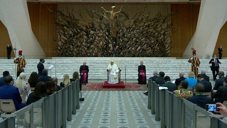 Ferenc pápa beszédet mond a találkozó résztvevőinek