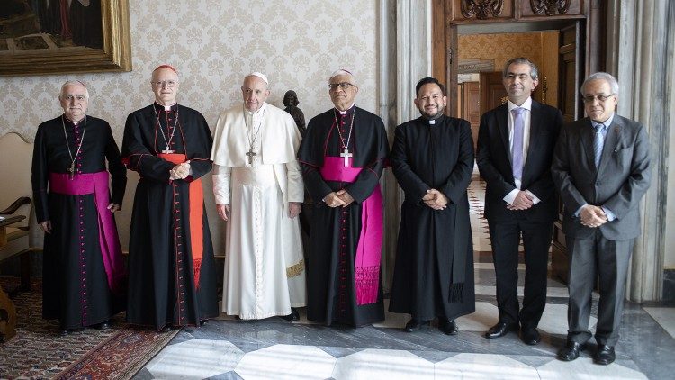 Papst Franziskus mit Bischöfen des Lateinamerikanischen Bischofsrats CELAM im Oktober 2021