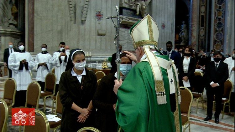 El Papa Saluda a la hermana Narváez al final de la Misa de apertura del Sínodo.
