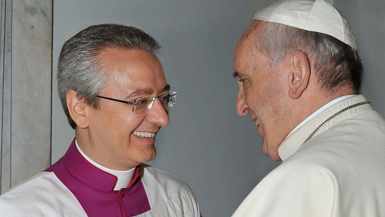 Monseñor Diego Ravelli junto al Papa Francisco