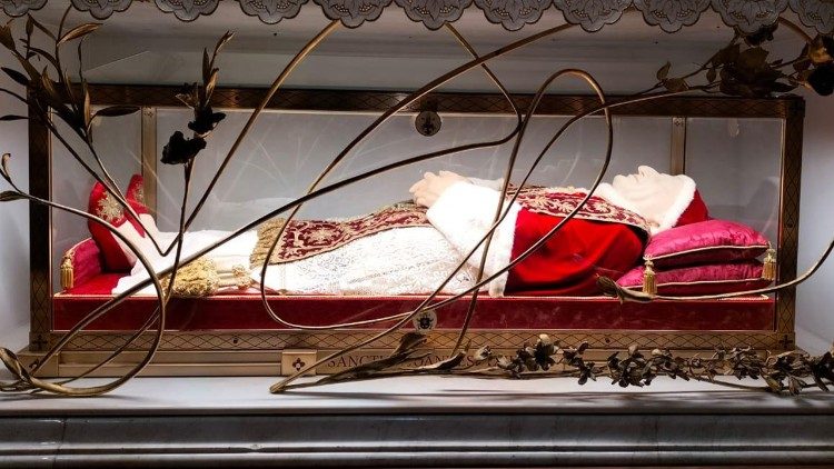La teca con il corpo di san Giovanni XXIII