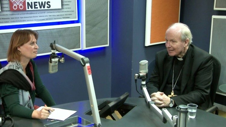 Il cardinale Schönborn negli studi di Radio Vaticana - Vatican News