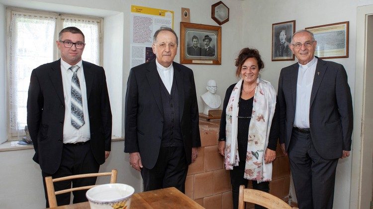 Stafania Falasca nella casa natale di Albino Luciani con il postulatore della causa di canonizzazione, il cardinale Beniamini Stella (il secondo da sinistra))