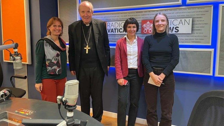 Kardinal Schönborn im Studio von Radio Vatikan, umgeben von den Interviewerinnen Antonella Palermo, Gudrun Sailer und Francesca Merlo