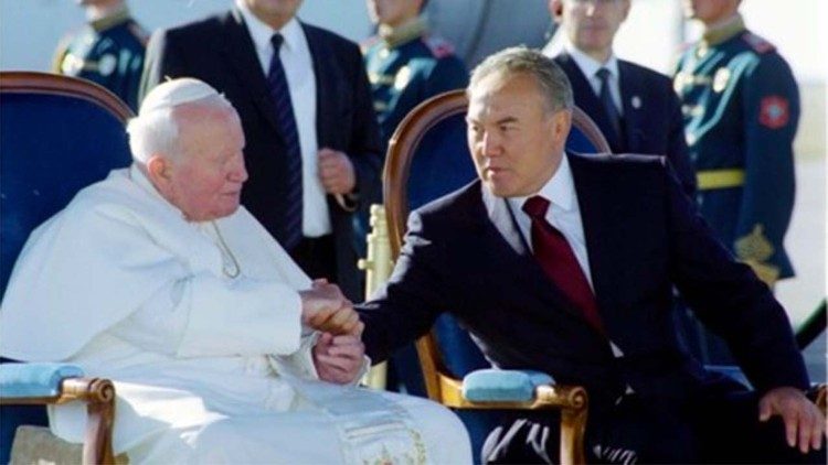 Johannes Paul II. bei seiner Kasachstan-Reise
