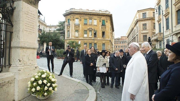 Papa Francesco in visita al Ghetto ebraico di Roma (17 gennaio 2016)