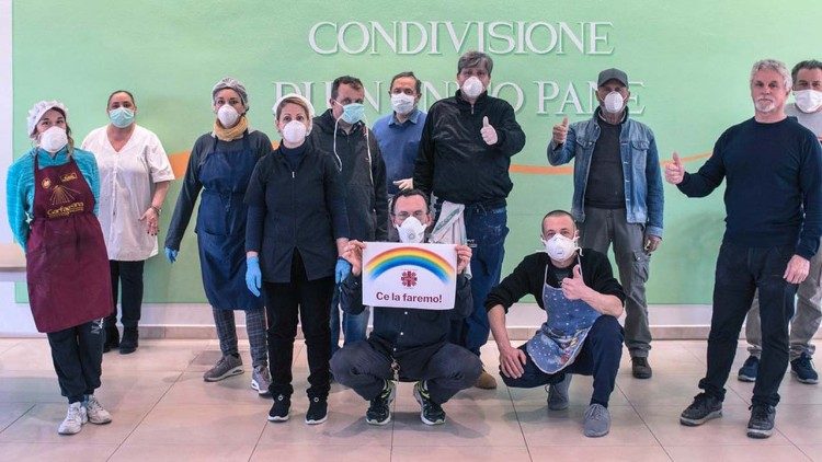 Volontari della Caritas a sostegno di chi soffre gli effetti economici della pandemia