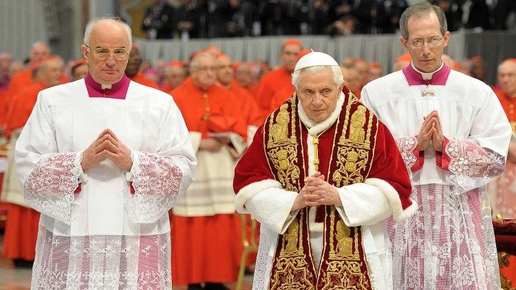 Guido Marini (rechts) hinter Papst Benedikt XVI. 