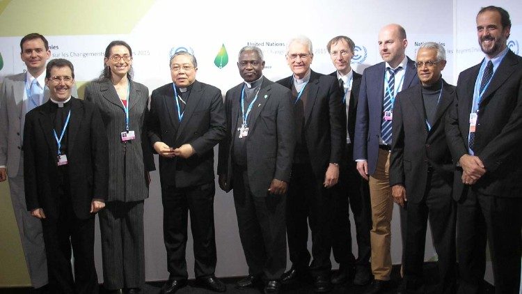 El profesor Ramanathan (segundo a la derecha) con la delegación del Vaticano en la COP21 en París