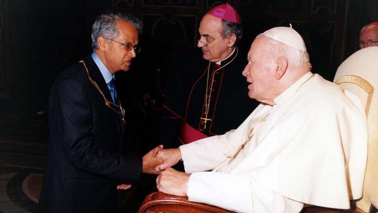 Prof. Ramanathan with Pope John Paul who appointed him as a member of the Pontifical Academy of Sciences in 2004