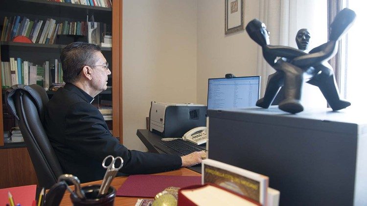 Cardeal Ayuso em seu escritório
