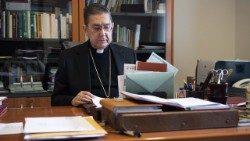Pontificio-Consiglio-Dialogo-Interreligioso---il-cardinale-Ayuso-alla-sua-scrivania.jpg